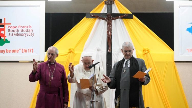 La benedizione impartita da Francesco, larcivescovo Welby e il moderatore Greenshields