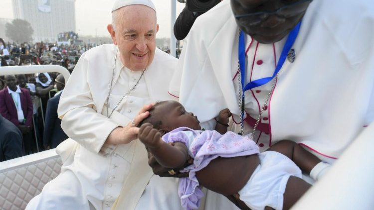 Papa gjatë meshës në "John Garang"