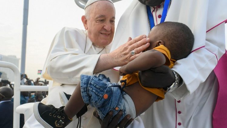 Papa Francisco acaricia um menino africano