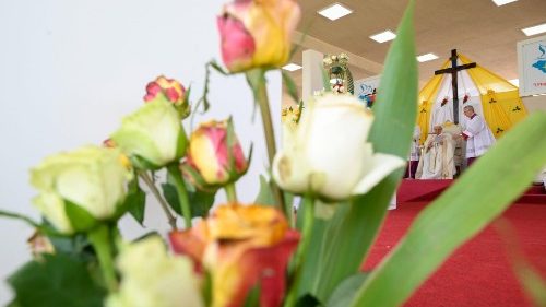Papst bei Messe in Juba: Waffen des Hasses niederlegen 