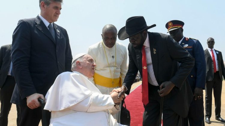 Papa Françesku përshëndetet nga presidenti i Sudanit të Jugut