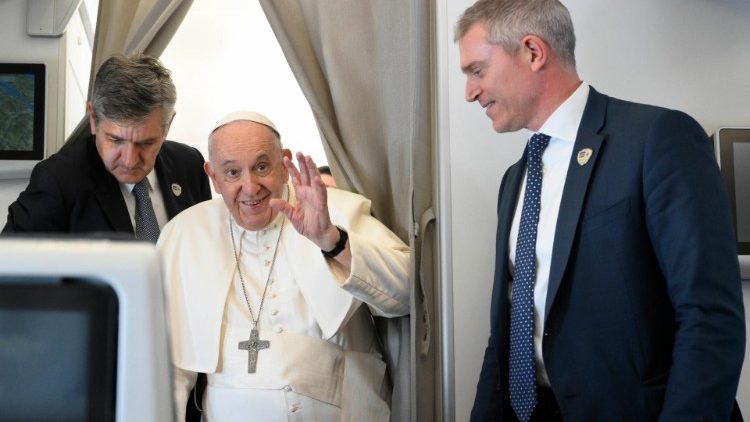 Popiežius lėktuve pakeliui iš Džubos į Romą