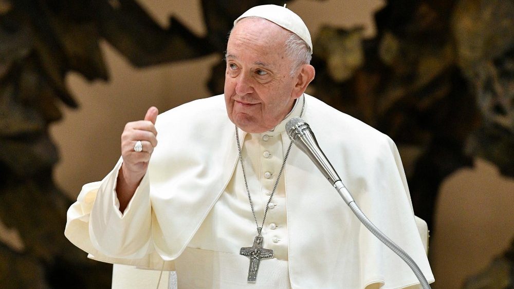 Papa sada os presentes na Sala Paulo VI