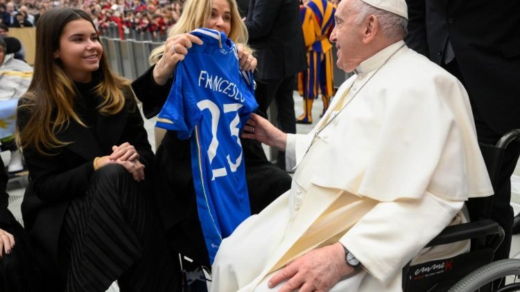 Le figlie di Vialli regalano al Papa la maglietta del pap Gianluca