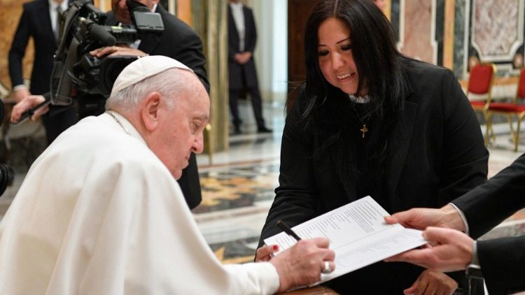 Francesco con la dottoressa Edith Aldama, responsabile dell'Area Medica dellUfficio di Pastorale Sanitaria della Diocesi di Roma