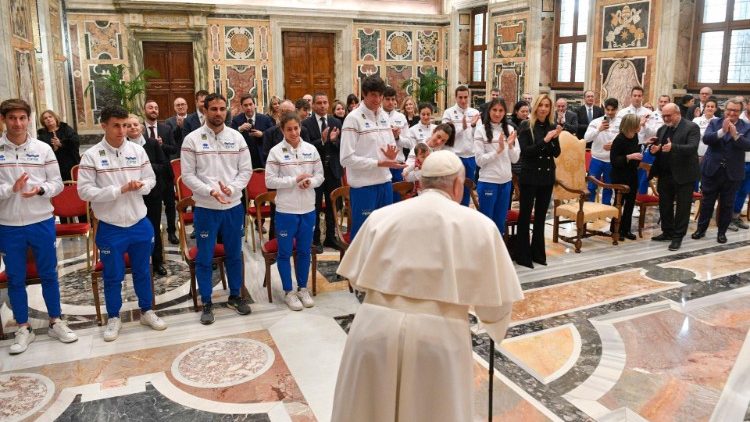 L'ingresso del Papa nella Sala Clementina