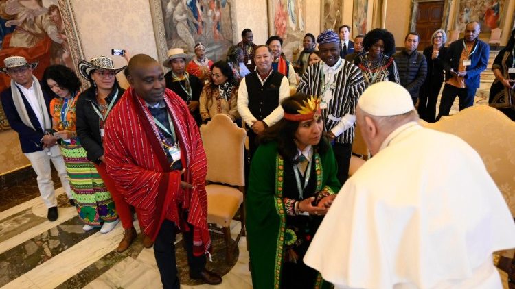 Le Pape saluant les reprsentants des peuples autochtones le 10 fvrier au Vatican.