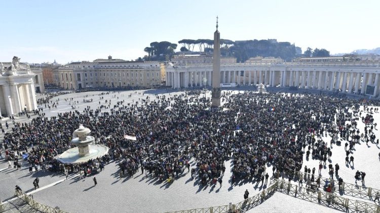 Piazza San Pietro gremita di fedeli per l'Angelus