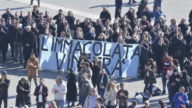 Uno striscione in piazza San Pietro