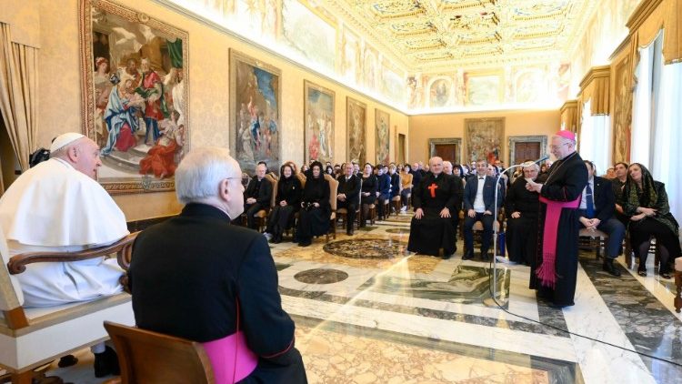 O Papa com a delega??o da Universidade Sulkhan-Saba Orbeliani de Tblisi, na ұ𨮰