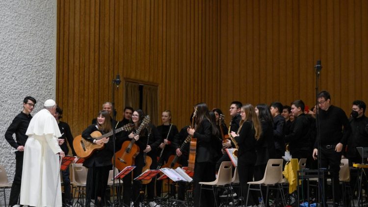 Le Pape François et un groupe d'orchestre musical