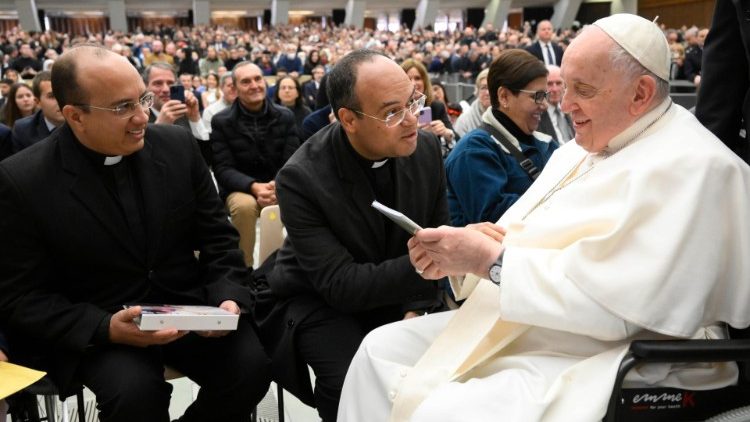 I saluti al termine dell'udienza generale in Aula Paolo VI