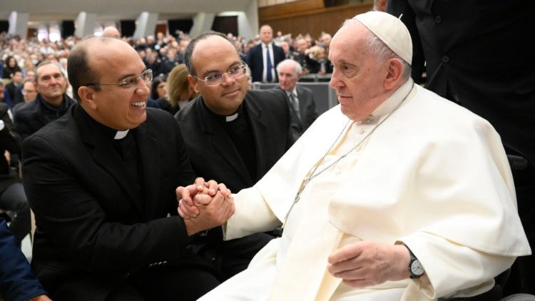 Pe. Hernanni entrega ao Papa 15 cartas de adolescentes infratores do Maranh?o
