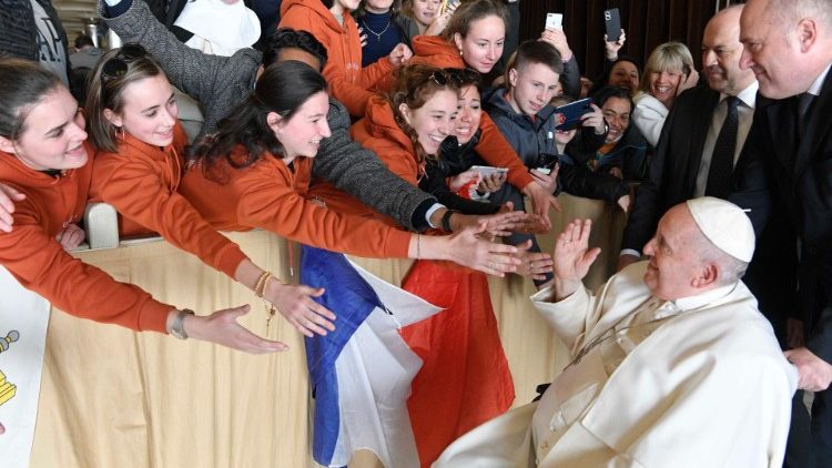 I fedeli in Aula Paolo VI salutano Papa Francesco