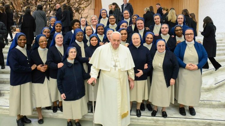 Le Piccole suore della Divina Provvidenza con il Papa