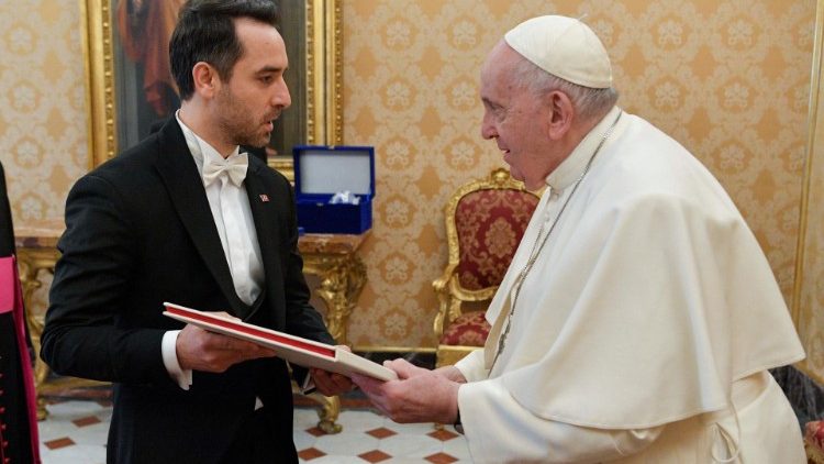 Der neue trkische Botschafter beim Heiligen Stuhl, Ufuk Ulutas, berreicht dem Papst das Beglaubigungsschreiben.