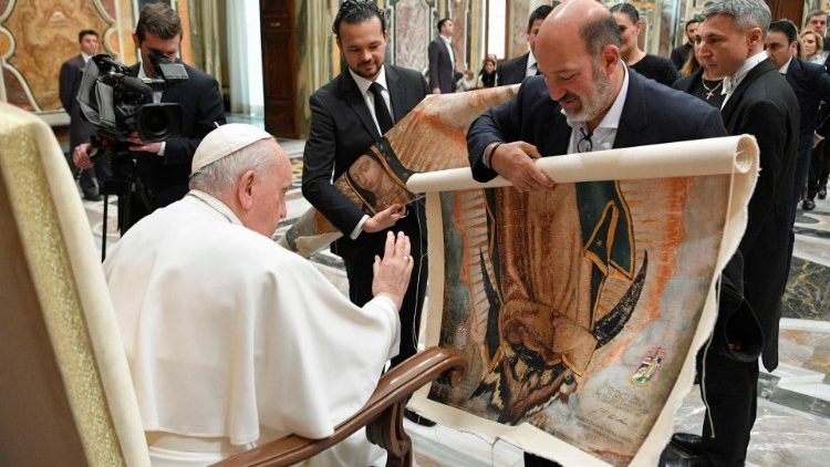 Sveti Otac blagoslivlja sliku Gospe od Guadalupe tijekom susreta s meksičkim poduzetnicima