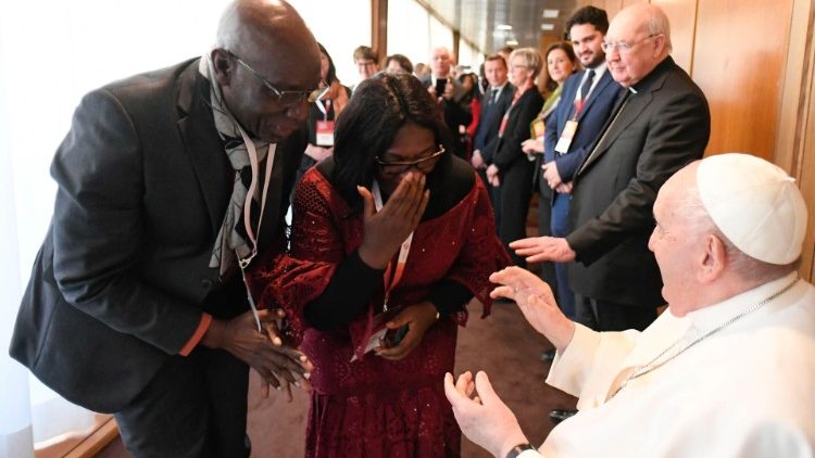 Papa amekutana na washiriki wa Kongamano la Walei mjini Vatican.