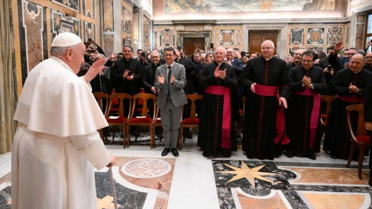 Sveti Otac susreo se s polaznicima tečaja za pravnike koji je organizirao sud Rimske rote