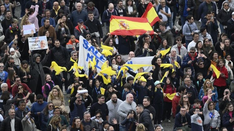 I fedeli in Piazza San Pietro