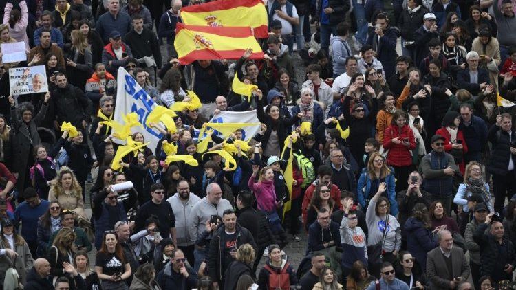 Fieles en la PLaza de San Pedro, ngelus del 19 de febrero de 2023