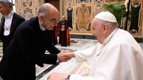 Francesco agli artisti: in un mondo in guerra sappiate creare meraviglie e armonia