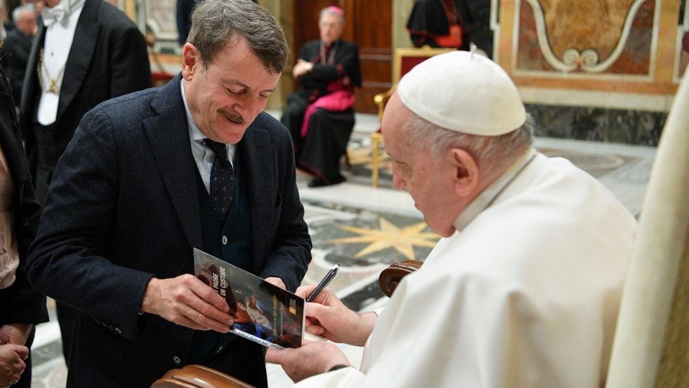 Il Papa con Giacomo Poretti, regista e attore del trio Aldo, Giovani e Giacomo, amico e collaboratore della Fondazione Ente dello Spettacolo. Firma una copia del libro "Un padre e un custode" (Libreria Editrice Vaticana) con suoi testi su San Giuseppe e la prefazione di Poretti