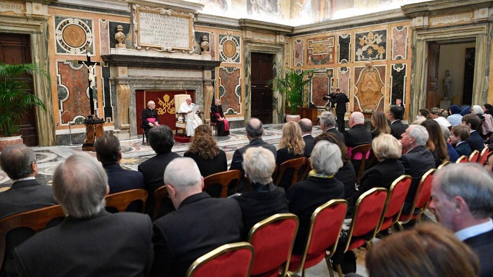 O Papa Francisco com os scios do Crculo de S?o Pedro (Vatican Media)