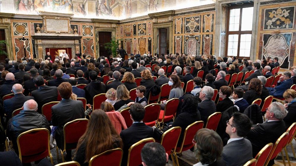 O Papa Francisco com os scios do Crculo de S?o Pedro (Vatican Media)
