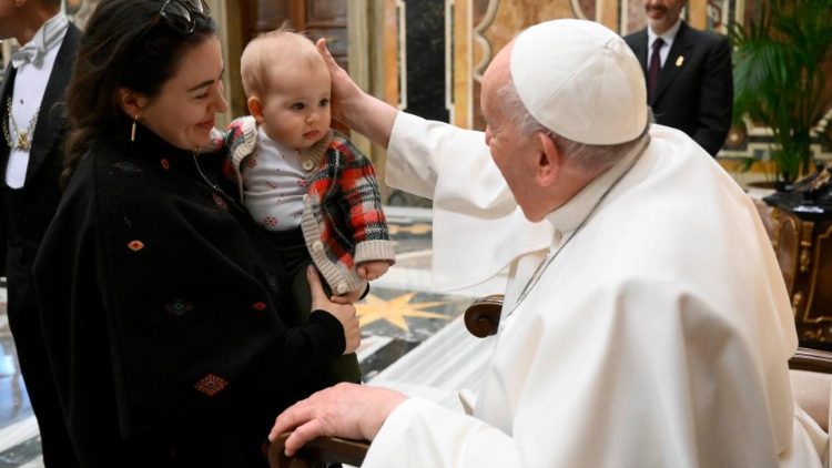 Francesco si sofferma con una madre e la sua bambina