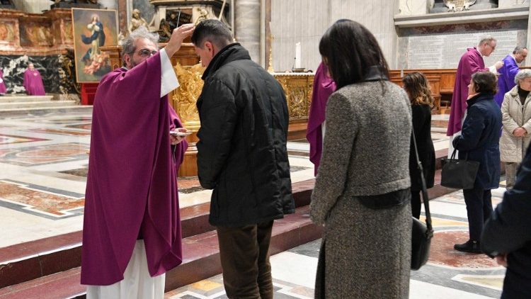 Auflegen des Aschenkreuzes an diesem Mittwoch im Petersdom