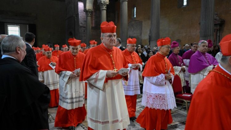 Kardinali u procesiji prije mise na Pepelnicu