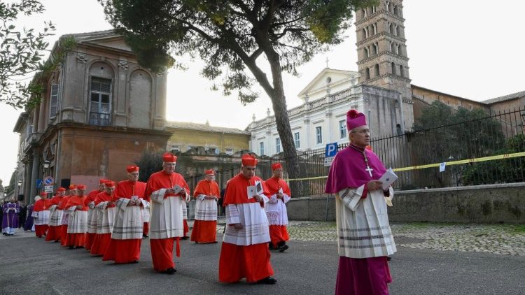 Procesión penitencial desde la iglesia de San Anselmo 