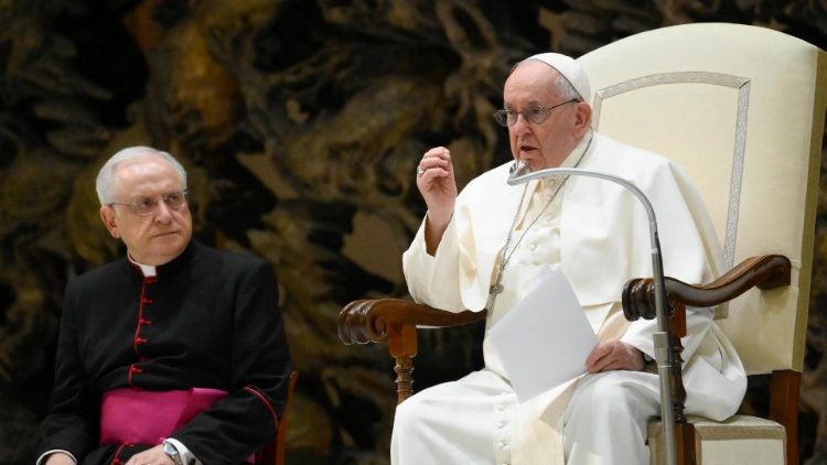 Papa Francisc vorbind romanilor și pelerinilor în aula Paul al VI-lea din Cetatea Vaticanului