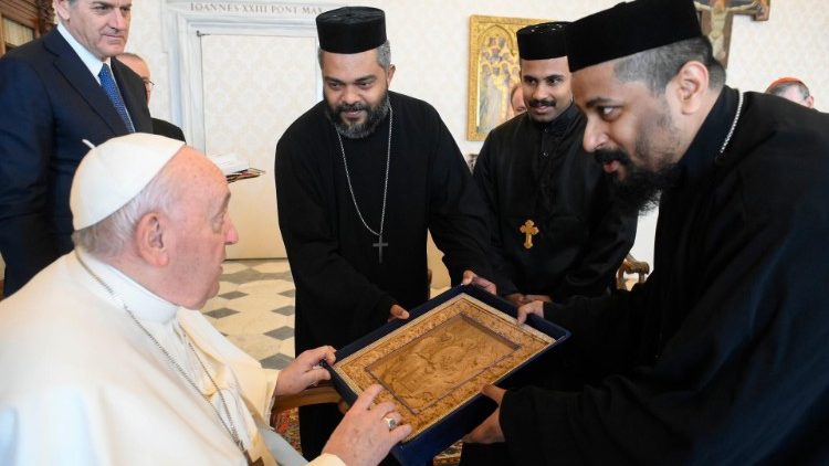 . Papa Francisc la întâlnirea cu o delegație de preoți și călugări din Bisericile Ortodoxe Orientale (joi, 23 februarie 2023, Biblioteca din Palatul Apostolic)