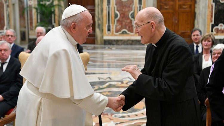 El Papa saluda a los miembros de la Asociacin "Pro Petri Sede.