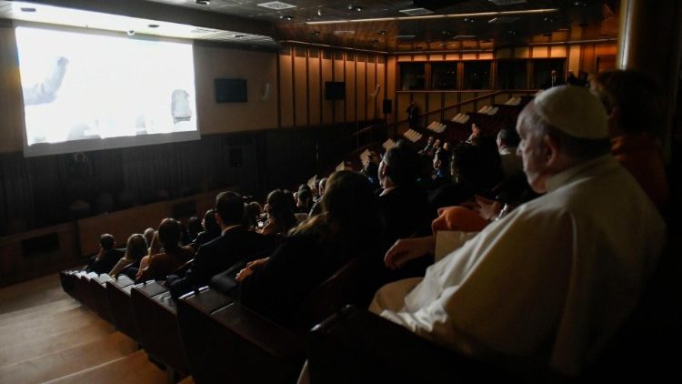 Il Papa durante una proiezione cinematografica