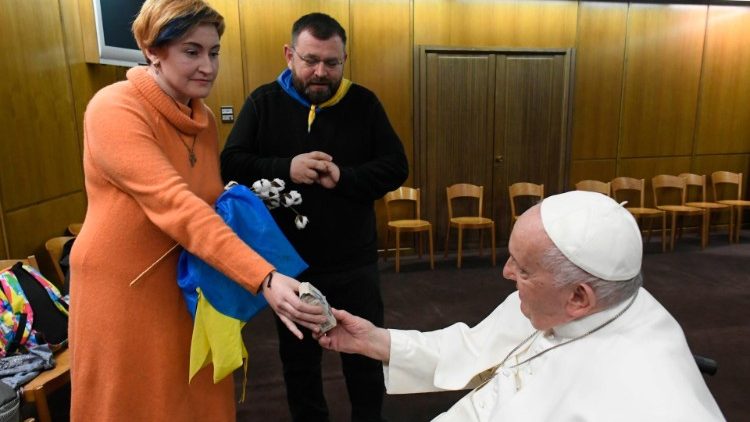 Franziskus spricht mit Hilfe eines Dolmetschers mit der Mutter eines Soldaten in russischer Kriegsgefangenschaft