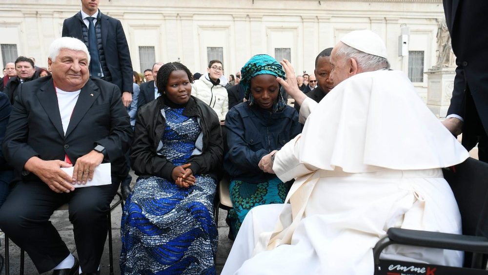 Francesco benedice due donne nigeriane rapite da Boko Haram