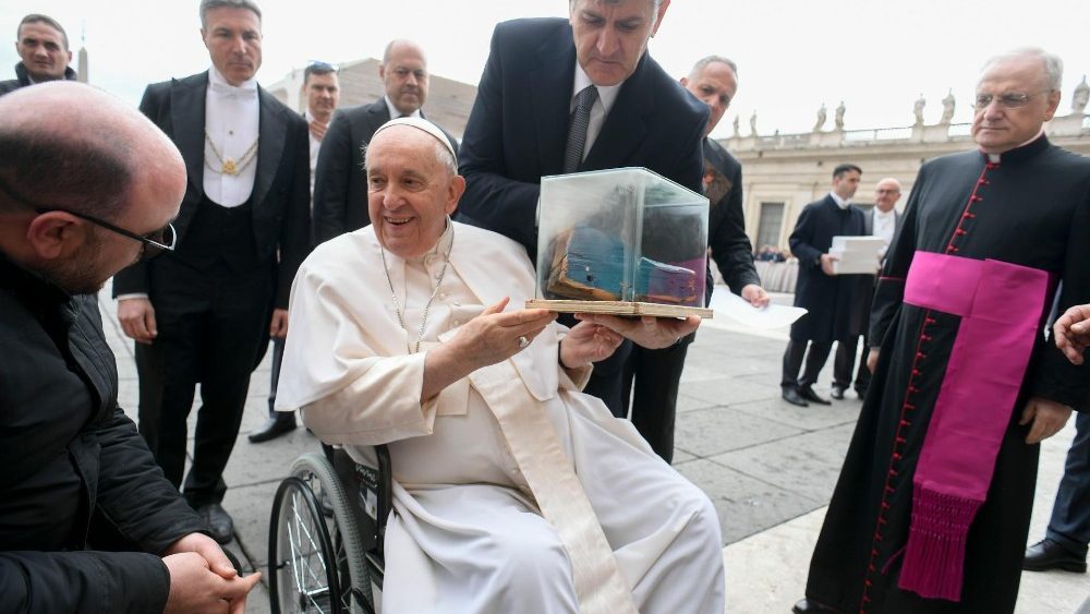In dono al Papa il legno del barcone naufragato a Steccato di Cutro