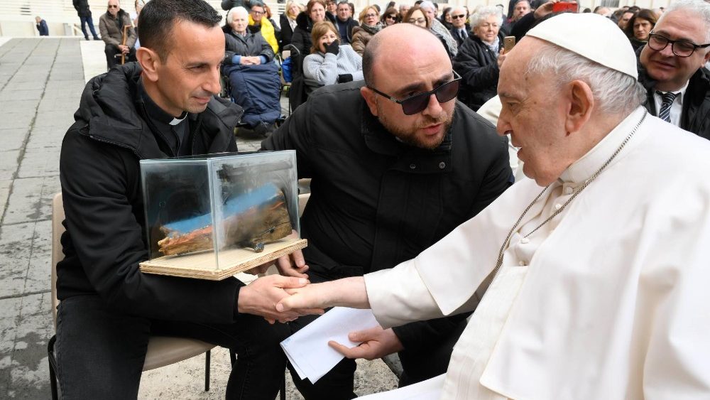 Dois sacerdotes de Crotone fizeram a entrega simblica a Francisco