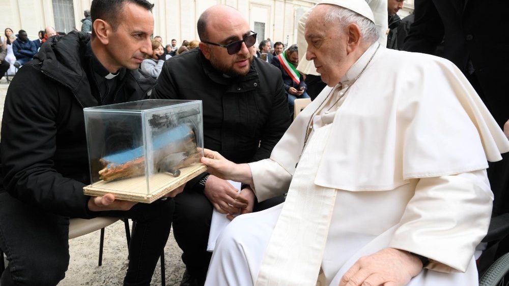 Dois sacerdotes de Crotone fizeram a entrega simblica a Francisco