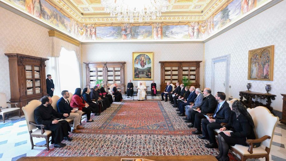 Le Pape Fran?ois a re?u dans la bibliothque du Palais apostolique le groupe de travail conjoint pour le dialogue entre le dicastre pour le Dialogue interreligieux et la commission palestinienne pour le dialogue interreligieux, le 9 mars 2023. 
