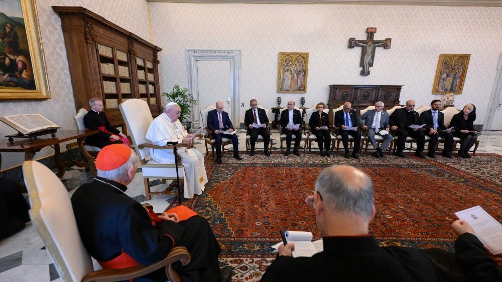 Le Pape Fran?ois a re?u dans la bibliothque du Palais apostolique le groupe de travail conjoint pour le dialogue entre le dicastre pour le Dialogue interreligieux et la commission palestinienne pour le dialogue interreligieux, le 9 mars 2023. 