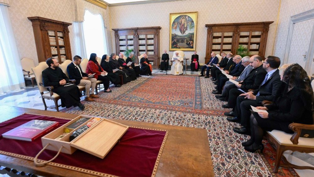 Le Pape Fran?ois a re?u dans la bibliothque du Palais apostolique le groupe de travail conjoint pour le dialogue entre le dicastre pour le Dialogue interreligieux et la commission palestinienne pour le dialogue interreligieux, le 9 mars 2023. 