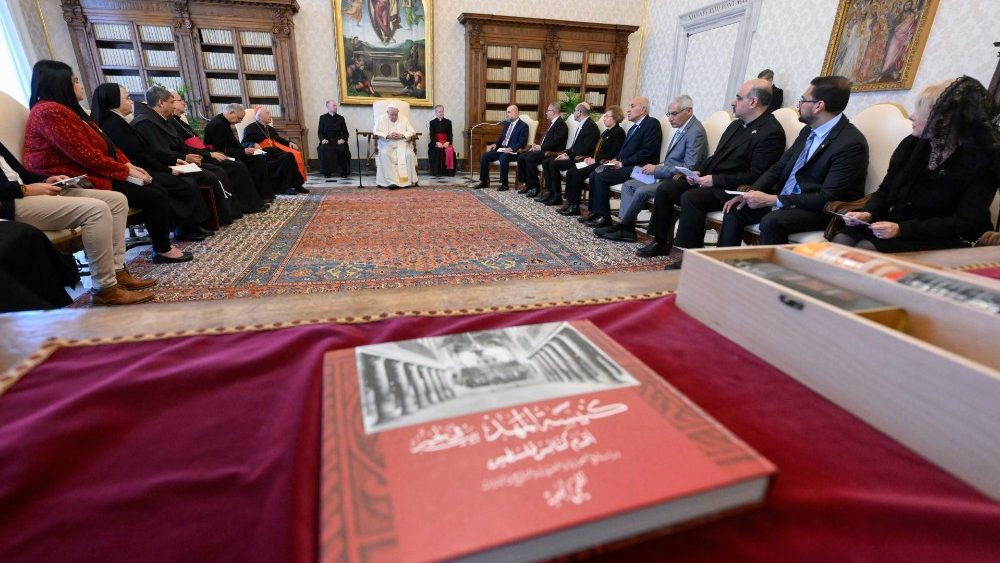 Le Pape Fran?ois a re?u dans la bibliothque du Palais apostolique le groupe de travail conjoint pour le dialogue entre le dicastre pour le Dialogue interreligieux et la commission palestinienne pour le dialogue interreligieux, le 9 mars 2023