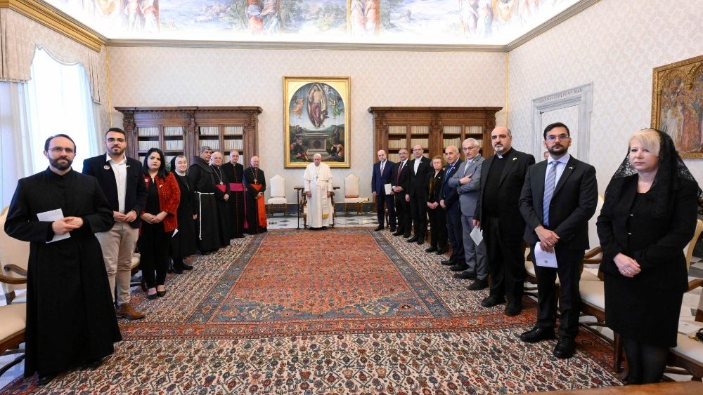 Le Pape Fran?ois a re?u dans la bibliothque du Palais apostolique le groupe de travail conjoint pour le dialogue entre le dicastre pour le Dialogue interreligieux et la commission palestinienne pour le dialogue interreligieux, le 9 mars 2023. 
