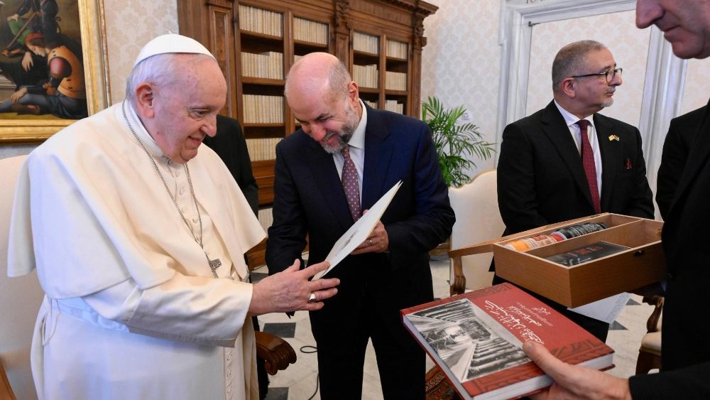Le Pape Fran?ois a re?u dans la bibliothque du Palais apostolique le groupe de travail conjoint pour le dialogue entre le dicastre pour le Dialogue interreligieux et la commission palestinienne pour le dialogue interreligieux, le 9 mars 2023