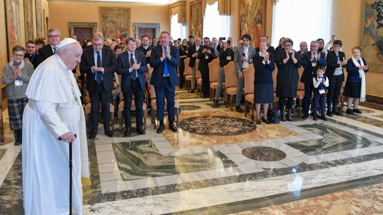 Il Papa fa il suo ingresso nella Sala del Concistoto