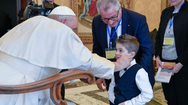 Il Papa saluta alcuni partecipanti all'udienza